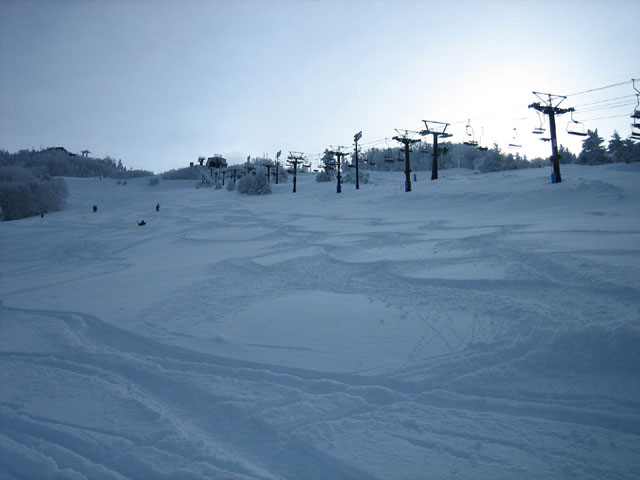 長野県　志賀高原　高天原スキー場　（写っているリフトは高天原クワッドリフトと高天原第３ペアリフト）